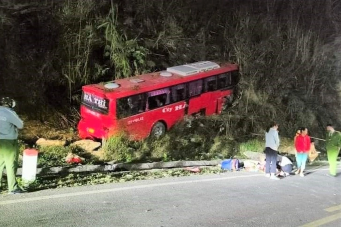 Hoà Bình: Xe khách mất phanh lao vào taluy khiến 1 người tử vong