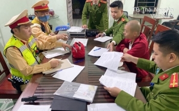 Hà Nội: Phát hiện một xe khách sử dụng tem kiểm định giả