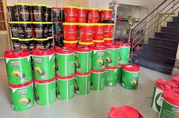 Quản lý thị trường Kiên Giang tạm giữ số lượng lớn dầu nhớt có dấu hiệu giả mạo nhãn hiệu