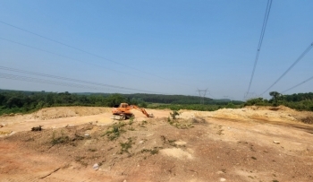 Đào bới tan hoang dưới đường điện cao thế 500kV Bắc - Nam để... lấy đất bán