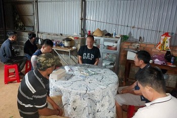 Đắk Lắk: Bắt 7 con bạc đang “xì tố” ngoài rẫy