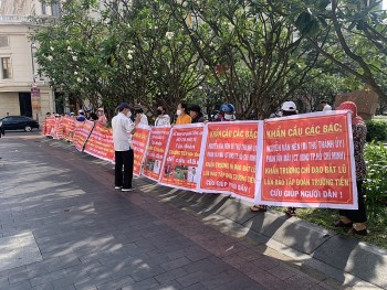Hàng trăm nhà đầu tư của Tập đoàn Trường Tiền căng băng rôn kêu cứu