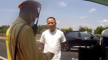 Đồng Nai: Điều tra vụ tài xế ô tô nghi dùng thẻ nhà báo và giấy phép lái xe giả