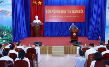 Thủ tướng khảo sát thực tế việc bảo đảm thuốc, vật tư y tế cho bệnh nhân