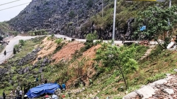 Ô tô 7 chỗ lao xuống vực ở chân đèo Mã Pì Lèng, 1 người mất tích