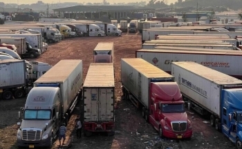 Lạng Sơn: Ùn ứ cục bộ do lượng xe hàng dồn về cửa khẩu tăng đột biến