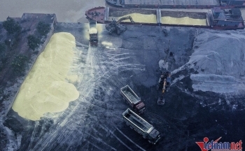Cảnh sát môi trường kiểm tra bãi lưu huỳnh lộ thiên ở Hà Nội