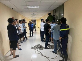 Cảnh sát kịp thời cứu cháu bé 10 tuổi “mắc kẹt” trên tầng 20