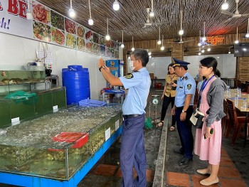 Nha Trang: Nhà hàng hải sản bị tố “chặt chém” bán đúng giá niêm yết