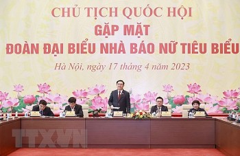 Chủ tịch Quốc hội: Nữ nhà báo luôn là 'những bông lau bằng thép'