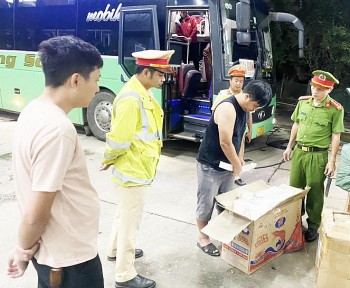 Thừa Thiên Huế: Bắt giữ gần 10.000 bao thuốc lá lậu trên xe ô tô khách