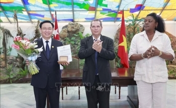 Chủ tịch Quốc hội Vương Đình Huệ tiếp Lãnh đạo thành phố Santiago de Cuba