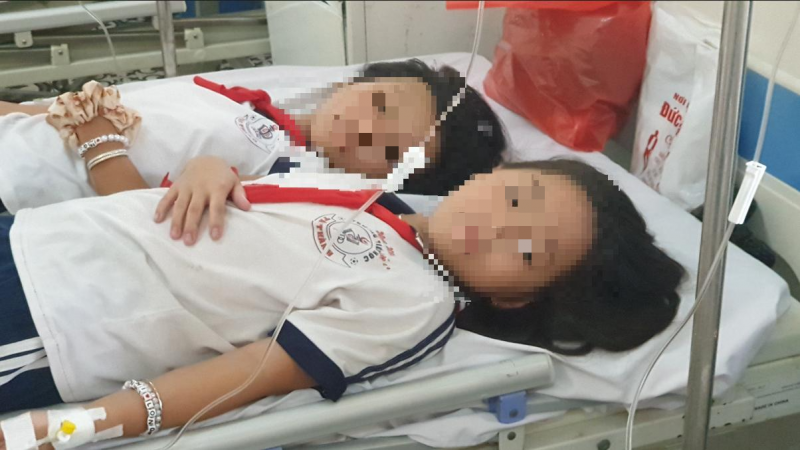 Ăn kẹo mua ngoài cổng trường, 8 học sinh bị ngộ độc