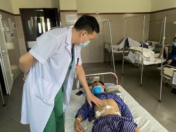 Bị thủng đại tràng do thói quen ngậm tăm xem ti vi