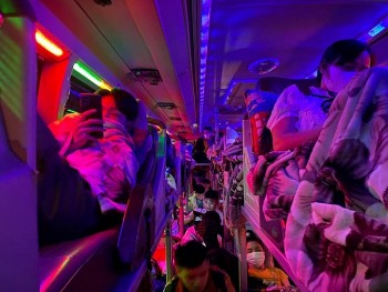 Hà Nội: Tạm giữ xe khách 42 chỗ nhồi nhét 72 người