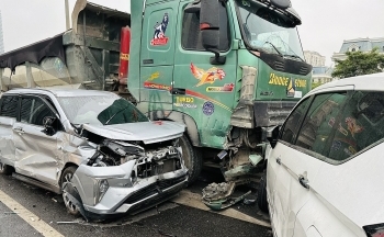 5 ô tô đâm liên hoàn, đường vành đai 3 trên cao ùn tắc cục bộ