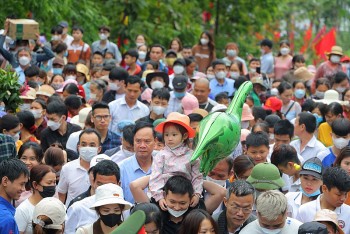 Đông đảo du khách thập phương về dâng hương tưởng niệm các vua Hùng ngày chính hội