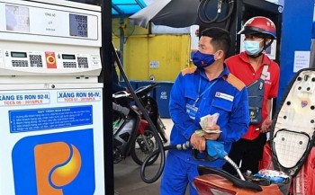 Lùi lịch điều chỉnh giá xăng dầu trong nước sang ngày 4/5