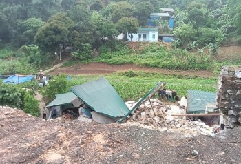 Cao Bằng: Kè đá đổ sập trong đêm, 4 người thương vong