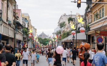 Phố đi bộ hồ Gươm đông nghịt người dân vui chơi, giải trí ngày nghỉ lễ