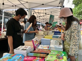 Hà Nội: Nghỉ lễ kéo dài, nhiều điểm vui chơi, giải trí người “chật như nêm”