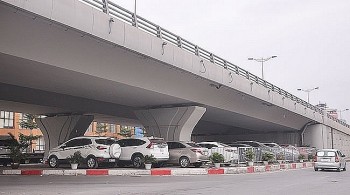 Dự án Luật Đường bộ: Có nên dùng gầm cầu cạn để trông giữ xe?