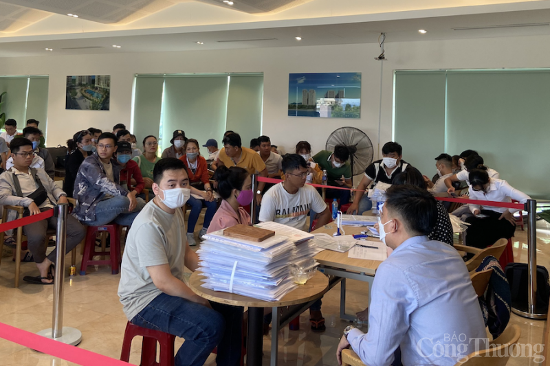 Đà Nẵng: “Vật vã” xếp hàng nộp hồ sơ mua chung cư nhà ở xã hội