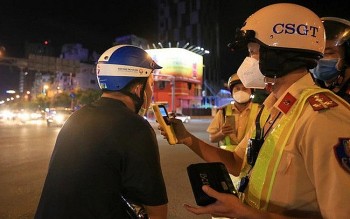 Cảnh sát giao thông có nên canh cửa quán để thổi cồn “bợm nhậu”?