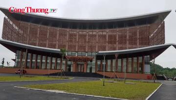 Bắc Ninh chi bao nhiêu cho hàng ghế gỗ đang gây tranh cãi trong nhà hát?