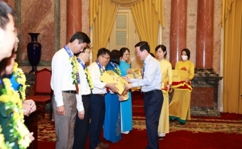 Công ty CP Phân bón Dầu khí Cà Mau vinh dự nhận khen thưởng cấp nhà nước