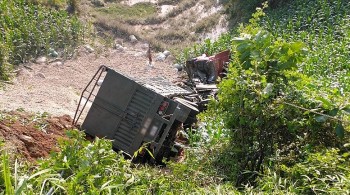 Lào Cai: Xe đầu kéo chở sắn lao xuống vực