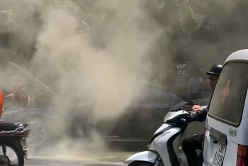 Hà Nội: Chập điện khiến xe ô tô BMW bất ngờ bốc cháy