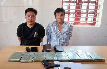 Hai người Lào mang