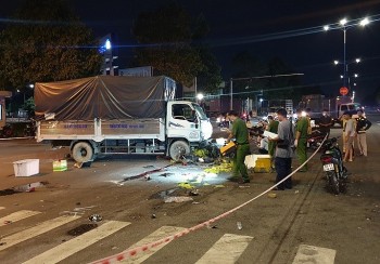 Xe tải đâm hàng loạt xe máy dừng đèn đỏ khiến nhiều người thương vong