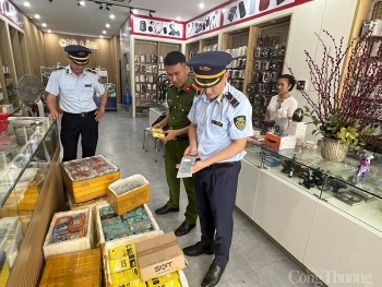 Quản lý thị trường Nghệ An: Thu giữ gần 3.000 phụ kiện điện thoại không rõ nguồn gốc, xuất xứ