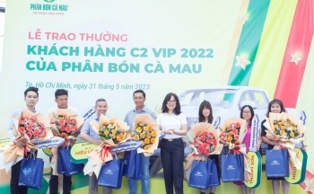 Công ty Cổ phần Phân bón Dầu khí Cà Mau trao 7 xe bán tải cho khách hàng xuất sắc