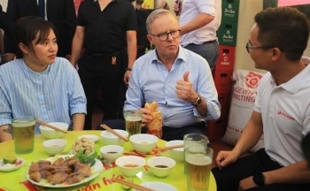Thủ tướng Australia Anthony Albanese uống bia hơi, ăn bánh mỳ Hà Nội
