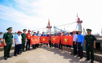 Trao tặng 20.000 lá cờ Tổ quốc cho cán bộ, chiến sĩ và đồng bào tỉnh Thanh Hoá