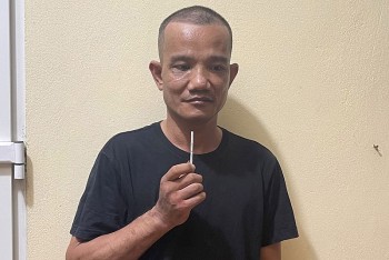 Tạm giữ đối tượng hành hung và bôi máu lên người cảnh sát giao thông