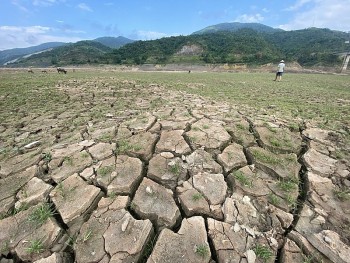 Từ chuyện người dân đi bộ giữa lòng hồ thuỷ điện nghĩ về sự chung tay chia sẻ khó khăn