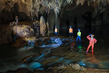 Hoa hậu H'hen Niê hào hứng với hành trình chinh phục hang động ở Quảng Bình