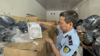 Hà Nội: Phát hiện, thu giữ lượng lớn quạt điện không rõ nguồn gốc xuất xứ