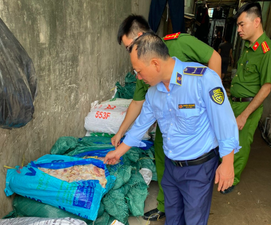 Quản lý thị trường Hà Nội: Phát hiện gần 1 tấn cánh gà không rõ nguồn gốc