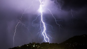 Quảng Ninh: Nhóm 3 thanh niên bị sét đánh, một người tử vong