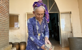 Tôn vinh các đóng góp bảo vệ di sản văn hóa phi vật thể “Nghệ thuật làm gốm của người Chăm”