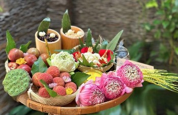 Thị trường Tết Đoan Ngọ sôi động, mâm cúng đặt trước cả tuần vẫn 