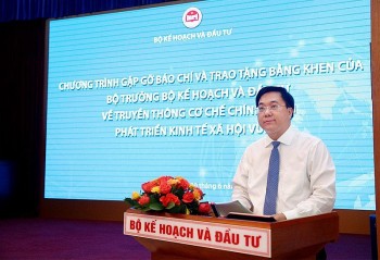 Nhà báo tạo nên