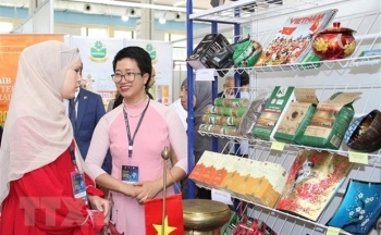 Khách tham dự Hội chợ Quốc tế Algiers rất ấn tượng với hàng Việt Nam