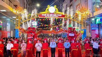 Quảng Ninh: Tấp nập người trên tuyến phố đi bộ Bài Thơ trong ngày đầu khai trương