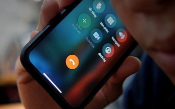 Hà Nội: Nghe điện thoại của Công an 